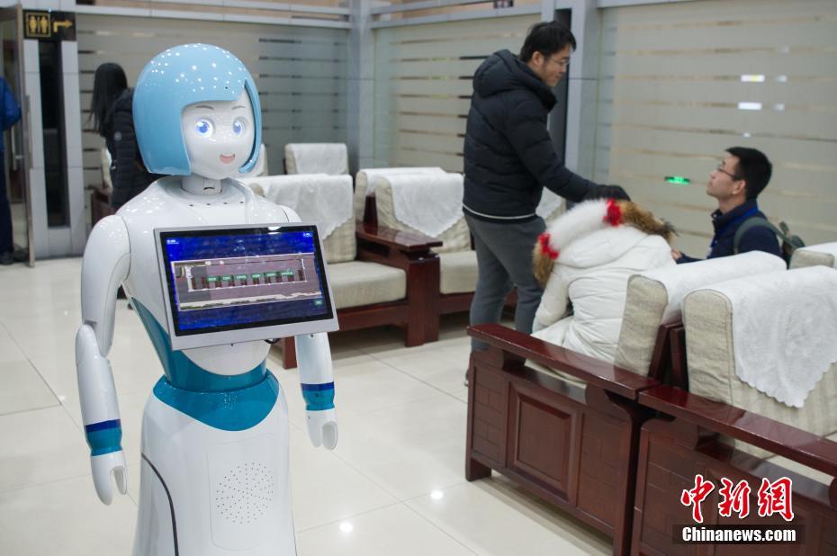 春運初日、スマートロボが太原駅で勤務(wù)