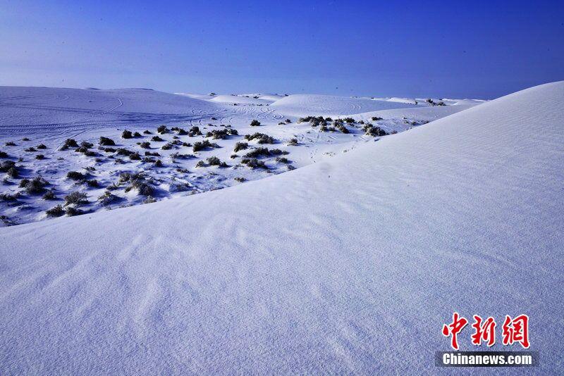 絶景?雪化粧をまとったタクラマカン砂漠　新疆