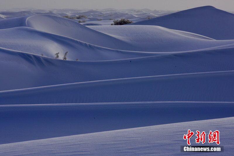 絶景?雪化粧をまとったタクラマカン砂漠　新疆