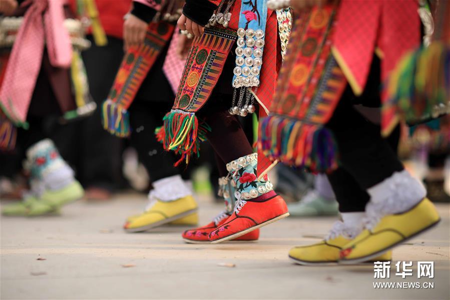 貴州省、ミャオ族の女性が伝統(tǒng)の踴りで立春祝う