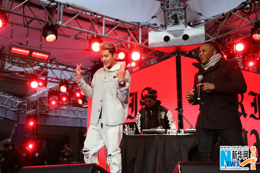 呉亦凡が米スーパーボウルライブで熱唱