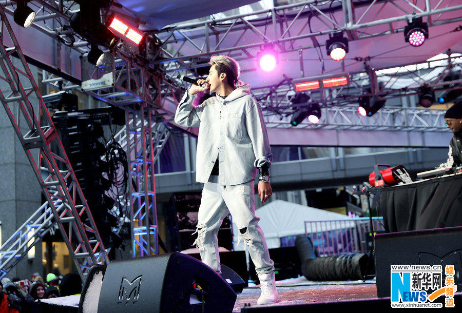 呉亦凡が米スーパーボウルライブで熱唱