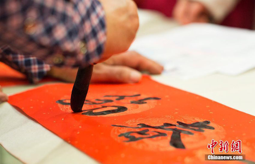 春節(jié)間もなく到來(lái)　北京市民に手書(shū)きの春聯(lián)を