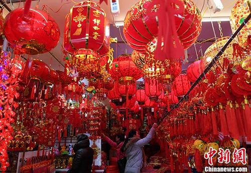 間近に迫る春節(jié)　店先に並ぶ年越し用品