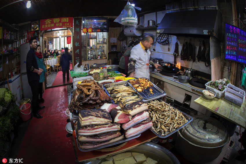 重慶市の中山古鎮(zhèn)で「千米長宴」開催