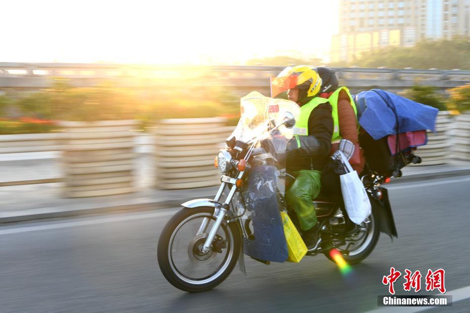 春節(jié)が迫り、バイク帰省する人々が一斉に出発　福建省