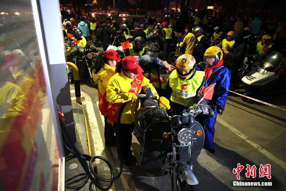 春節(jié)が迫り、バイク帰省する人々が一斉に出発　福建省