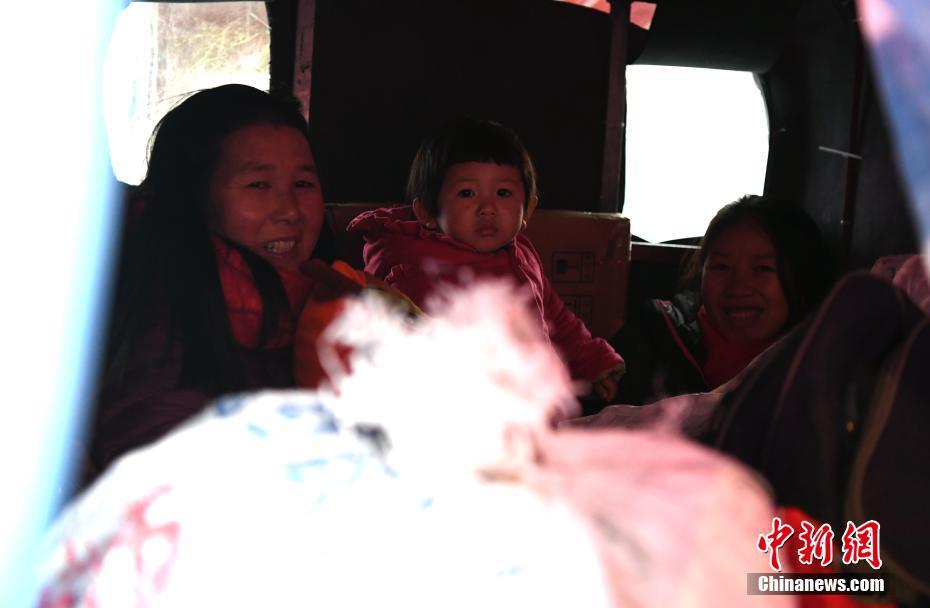 春節(jié)が迫り、バイク帰省する人々が一斉に出発　福建省