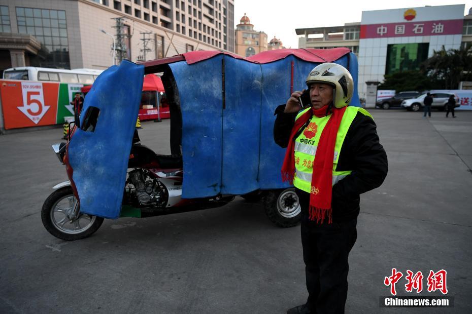 春節(jié)が迫り、バイク帰省する人々が一斉に出発　福建省