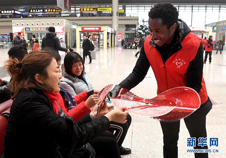 鄭州東駅に外國(guó)人ボランティア　河南省