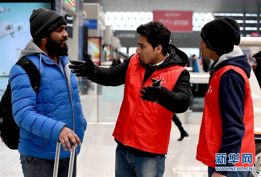 鄭州東駅に外國人ボランティア　河南省