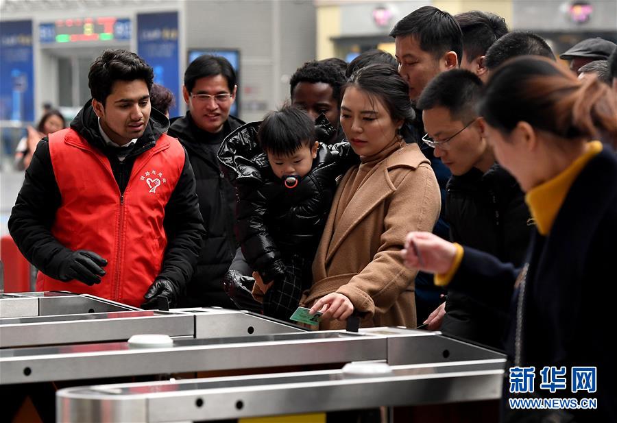 鄭州東駅に外國人ボランティア　河南省