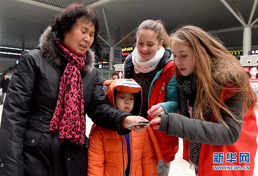 鄭州東駅に外國人ボランティア　河南省