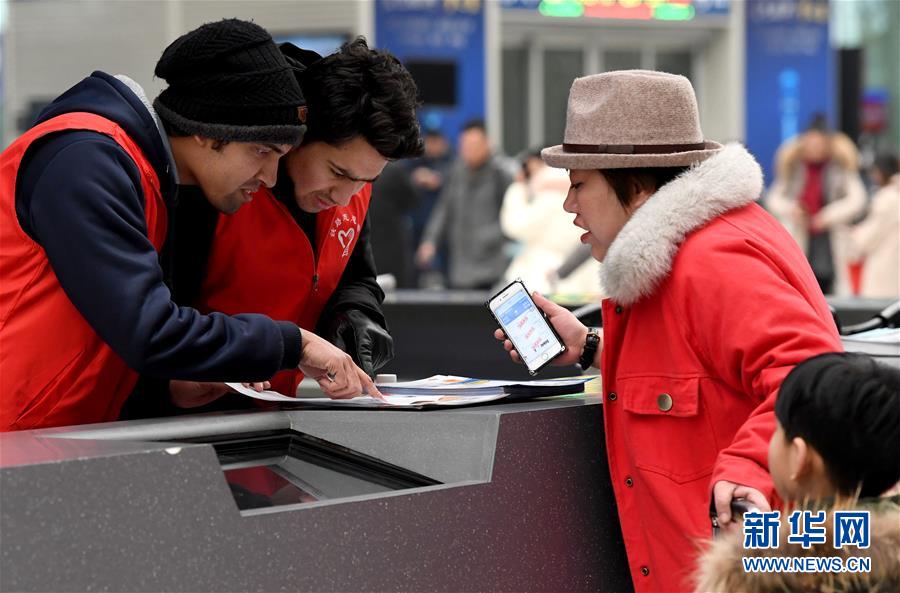 鄭州東駅に外國人ボランティア　河南省