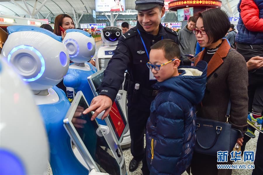 警官ロボットが深セン北駅に登場　広東省