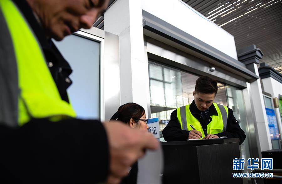 春運(yùn)は大忙し！正確さ求められる高速鉄道の食事デリバリー