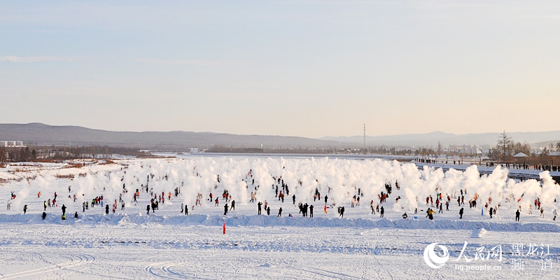 極寒の黒竜江省で千人が空中に水をまき、一瞬で凍りつく瞬間楽しむ