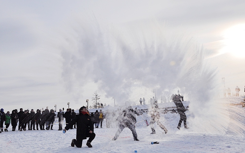 極寒の黒竜江省で千人が空中に水をまき、一瞬で凍りつく瞬間楽しむ
