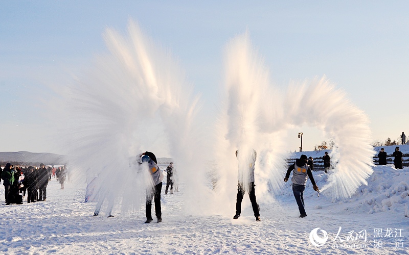 極寒の黒竜江省で千人が空中に水をまき、一瞬で凍りつく瞬間楽しむ