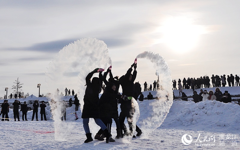 極寒の黒竜江省で千人が空中に水をまき、一瞬で凍りつく瞬間楽しむ