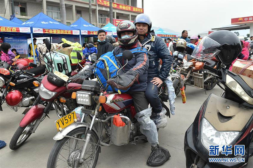 次々と出発するバイク帰省の大群