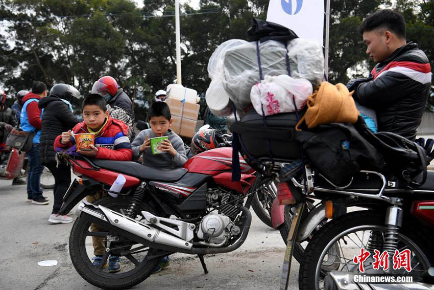 次々と出発するバイク帰省の大群