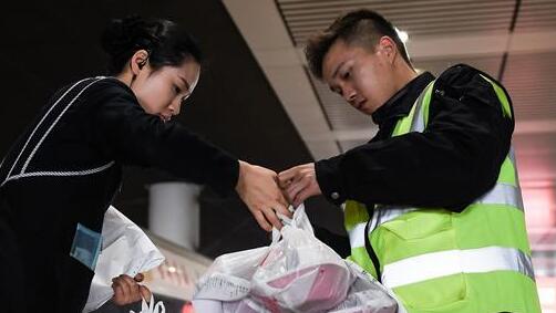 春運(yùn)は大忙し！正確さ求められる高速鉄道の食事デリバリー