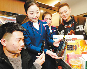 列車內(nèi)でもモバイル決済可能で春運(yùn)の移動(dòng)も便利に