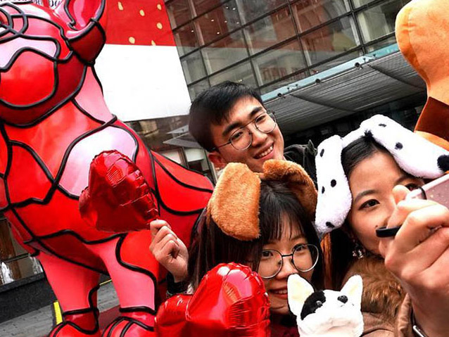 縁起の良い赤が特徴　上海市內(nèi)に春節(jié)用の犬のオブジェが登場