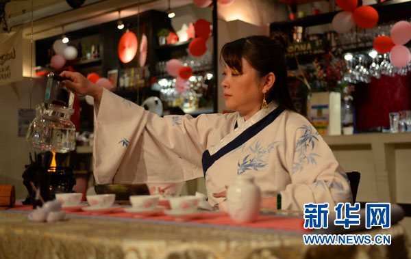 東京で中國(guó)人留學(xué)生が「変臉」を披露しギャラリーを魅了