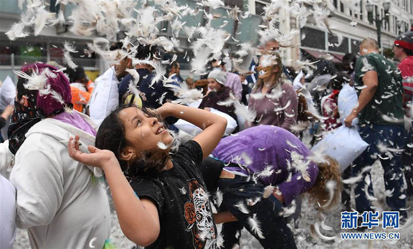 羽毛が舞い、熱気弾けるバトル　米國サンノゼで枕たたきイベント