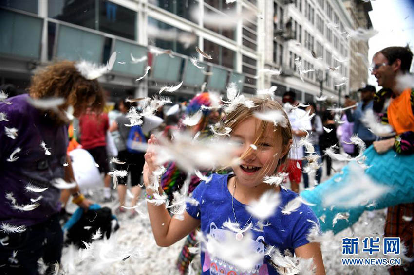 羽毛が舞い、熱気弾けるバトル　米國(guó)サンノゼで枕たたきイベント