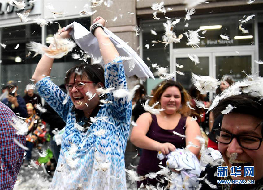 羽毛が舞い、熱気弾けるバトル　米國サンノゼで枕たたきイベント