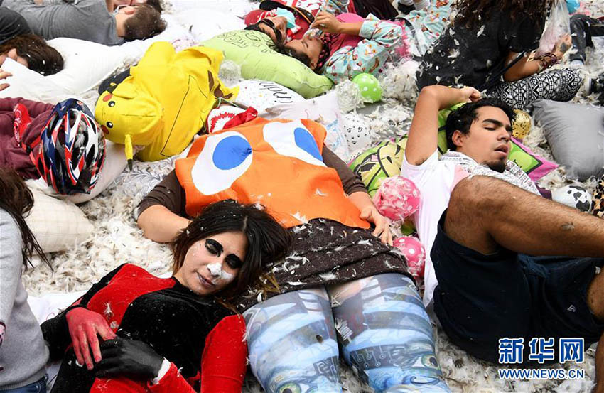 羽毛が舞い、熱気弾けるバトル　米國サンノゼで枕たたきイベント