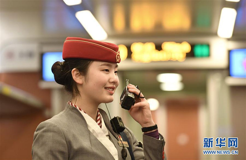 毎年春運(yùn)も勤務(wù)続ける新任列車長(zhǎng)　帰省する乗客の安全をサポート