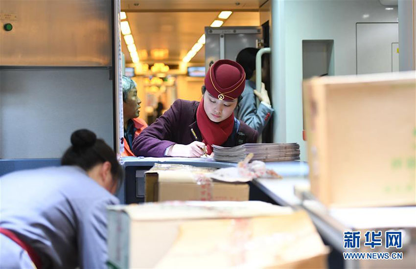 毎年春運(yùn)も勤務(wù)続ける新任列車長　帰省する乗客の安全をサポート