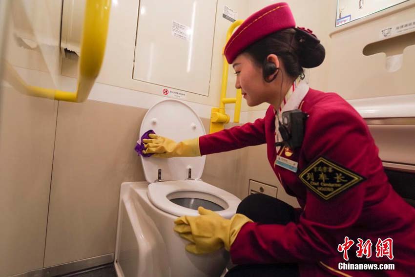 高速鉄道「復興號」車內(nèi)で春節(jié)イベント、乗務員がパフォーマンス披露