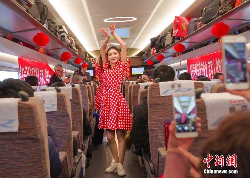 高速鉄道「復興號」車內(nèi)で春節(jié)イベント、乗務員がパフォーマンス披露