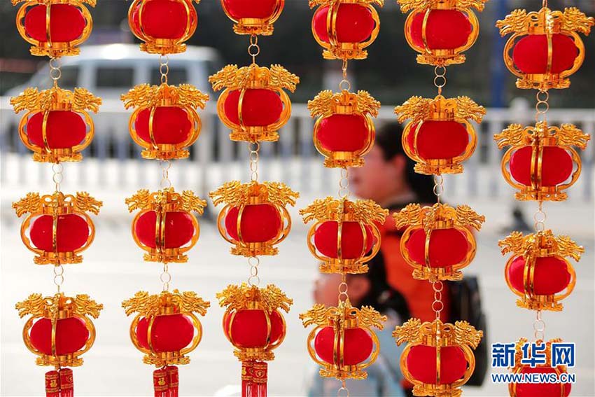 街中にあふれる赤色の裝飾　春節(jié)のお祝いムードに包まれる中國各地