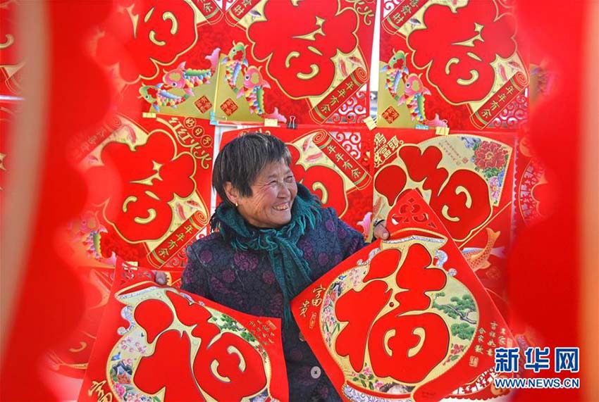 街中にあふれる赤色の裝飾　春節(jié)のお祝いムードに包まれる中國各地