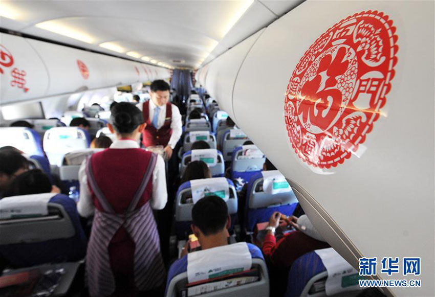 上空1萬メートルで年越しの雰囲気を堪能する乗客