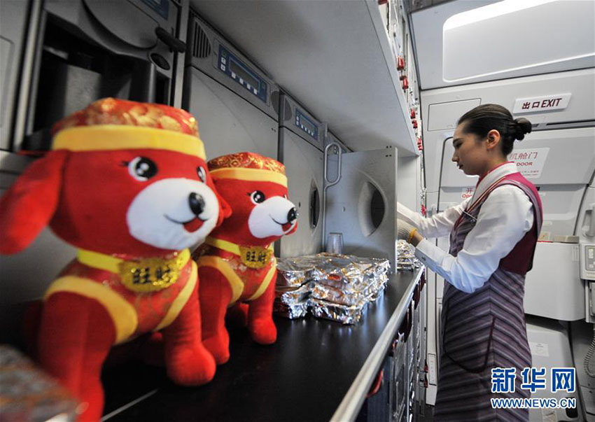 上空1萬メートルで年越しの雰囲気を堪能する乗客