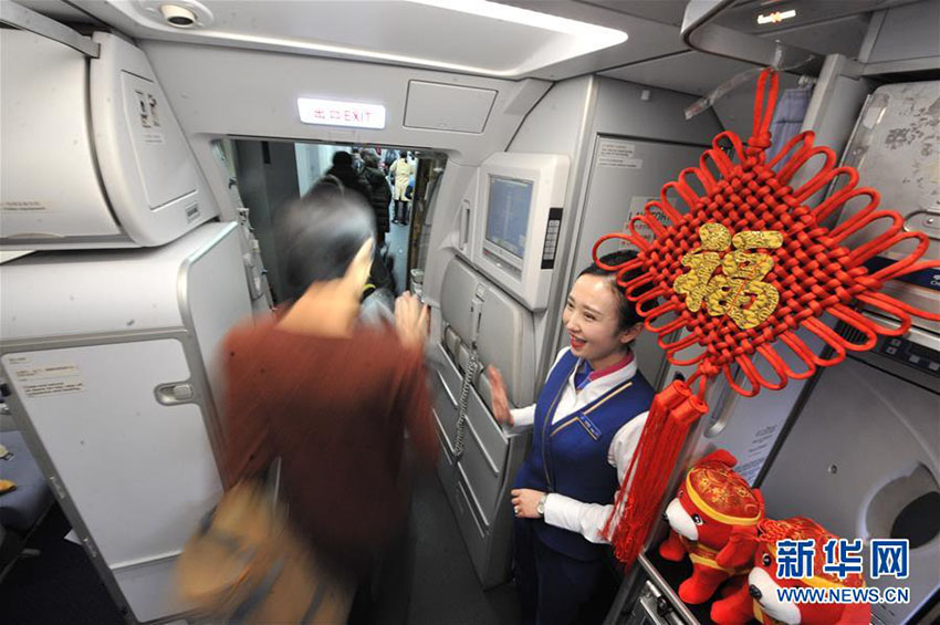 上空1萬メートルで年越しの雰囲気を堪能する乗客