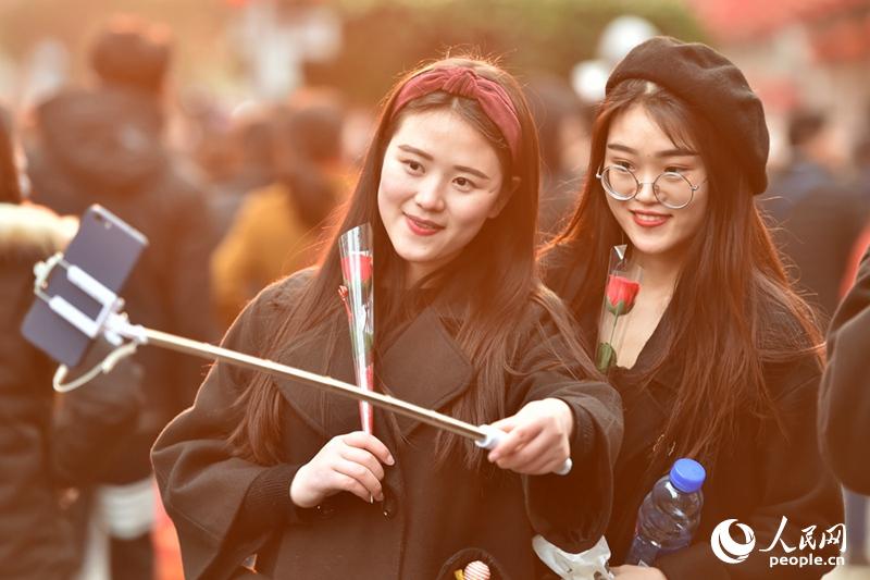 春節(jié)連休の外出ピーク、人波でごった返す上海