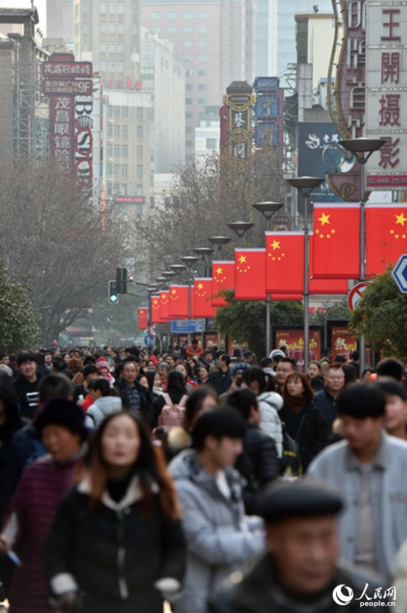 春節(jié)連休の外出ピーク、人波でごった返す上海