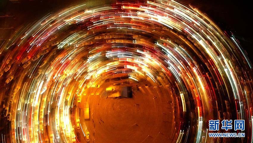 海南島と大陸結(jié)ぶ船舶が濃霧のため相次ぎ欠航、1萬(wàn)臺(tái)超す車が足止め