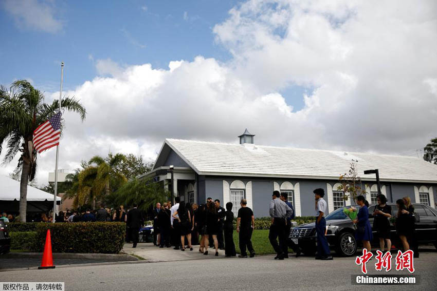 米フロリダの高校銃亂射で犠牲となった中國系米國人少年、軍葬で見送る
