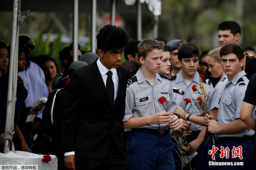 米フロリダの高校銃亂射で犠牲となった中國系米國人少年、軍葬で見送る