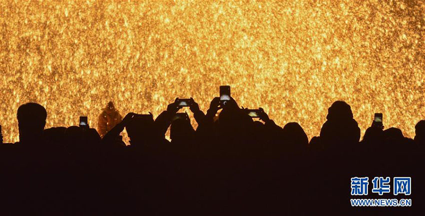豊かな暮らし願う「打樹花」で新年の到來祝う　河北省