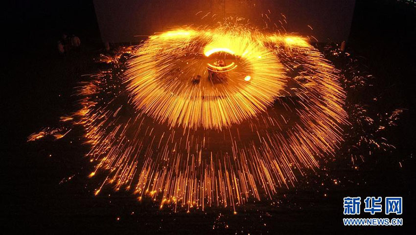 豊かな暮らし願(yuàn)う「打樹花」で新年の到來祝う　河北省